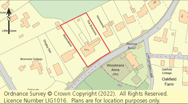 Lot: 76 - FREEHOLD BUILDING ARRANGED AS FIVE RESIDENTIAL DWELLINGS ON A PLOT OF OVER 0.5 ACRE WITH POTENTIAL - 